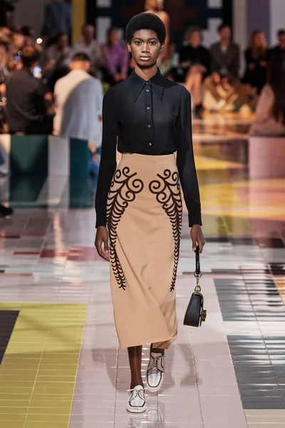 Look 16